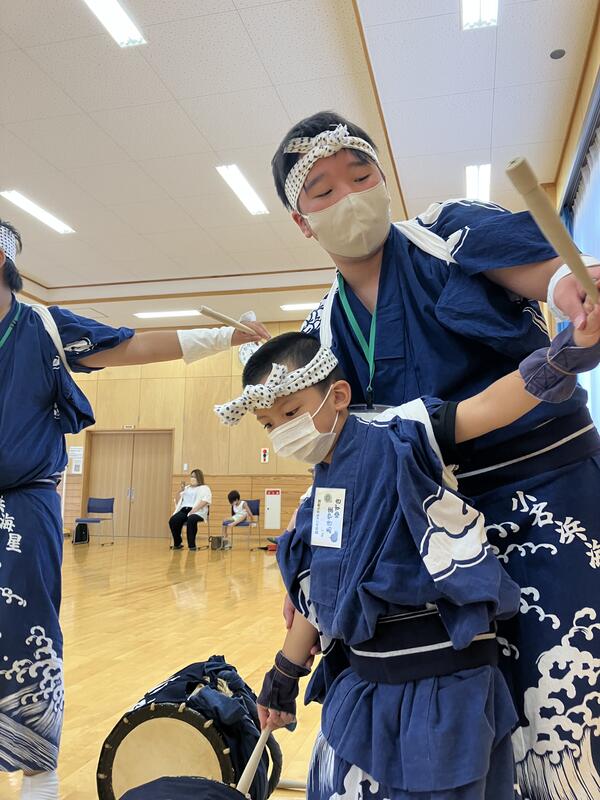 小学生に太鼓の叩き方を教えるじゃんがらメンバー